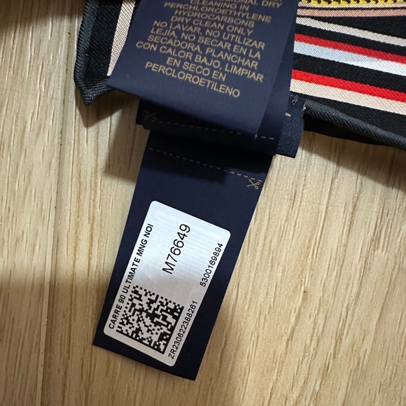 Brand new Louis Vuitton scarf in box - Picture 4 of 8